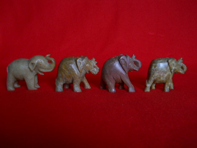 Фото 3. Миниатюрные слоны из натуральных камней