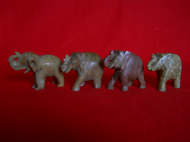 Фото 4. Миниатюрные слоны из натуральных камней