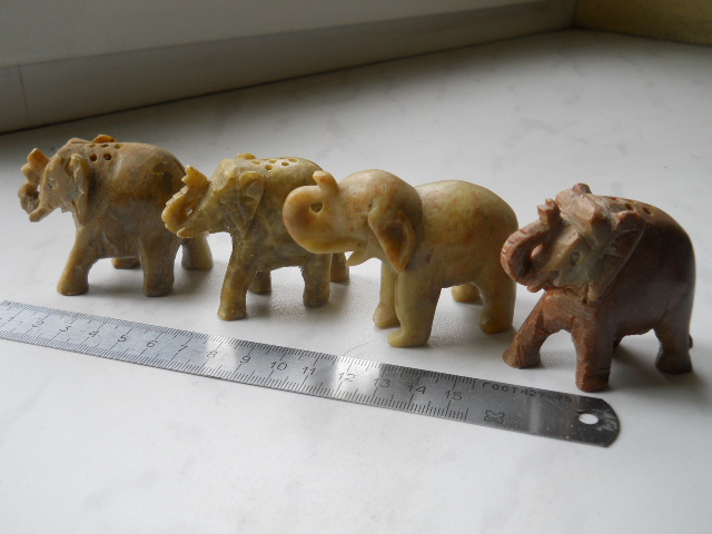 Фото 10. Миниатюрные слоны из натуральных камней