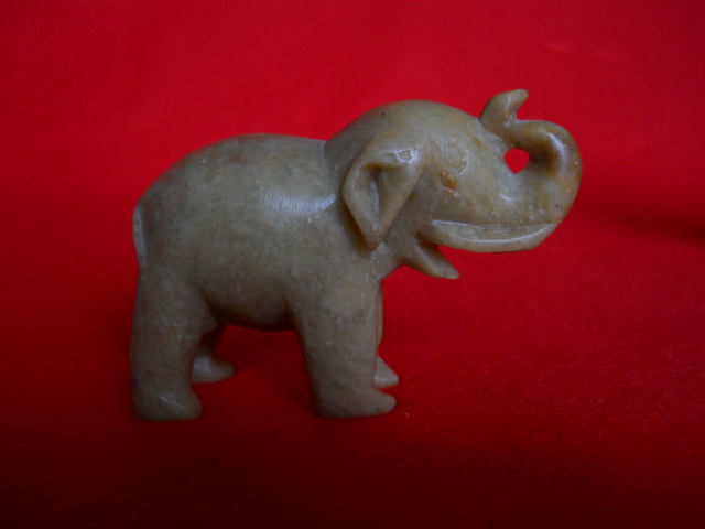 Фото 5. Миниатюрные слоны из натуральных камней