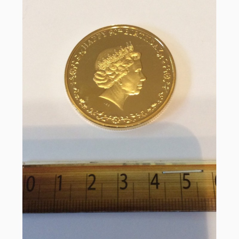 Фото 4. Сувенир-монета к 90-летию королевы Елизаветы II
