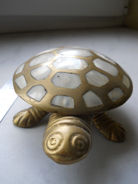 Черепаха -шкатулка из латуни и перламутра
