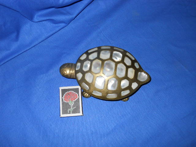 Фото 13. Черепаха -шкатулка из латуни и перламутра