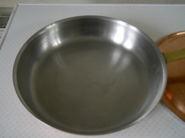 Фото 2. Большая круглая медно/стальная сковорода с крышкой фирмы SPARTAN США