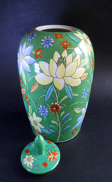 Фото 3. Винтажная восточная керамическая ваза с крышкой