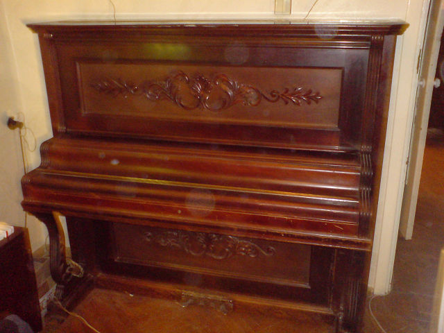 Продам антикварное американское вертикальное пианино Crown конца 19 века