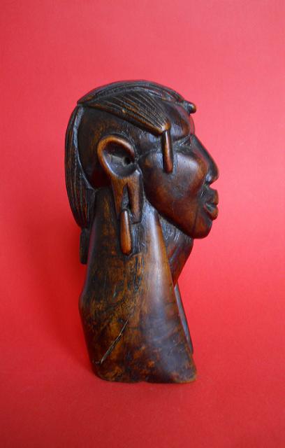 Фото 8. Бюст головы из дерева Американского этнического индейца