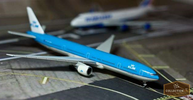 Фото 2. Коллекционная модель самолета Boeing 777-300 - KLM производства Herpa