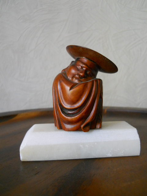 Винтажная деревянная статуэтка монаха