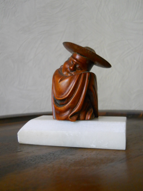 Фото 2. Винтажная деревянная статуэтка монаха