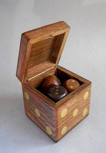 Фото 2. Деревянная коробочка для кубиков ручной работы с пятью кубиками