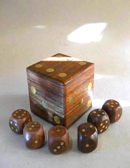 Фото 3. Деревянная коробочка для кубиков ручной работы с пятью кубиками