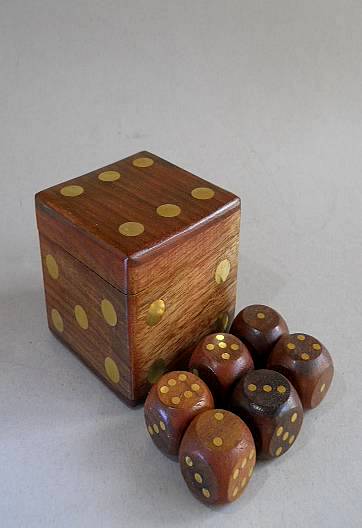 Фото 4. Деревянная коробочка для кубиков ручной работы с пятью кубиками
