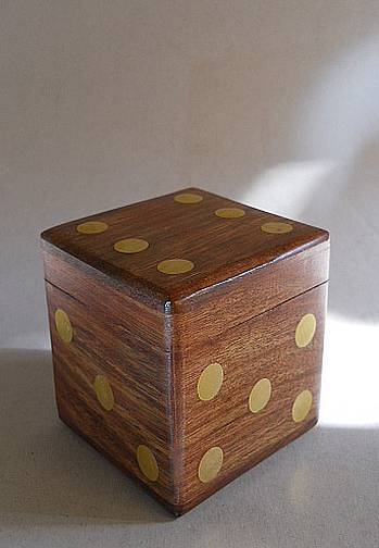 Фото 5. Деревянная коробочка для кубиков ручной работы с пятью кубиками