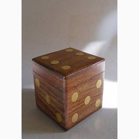 Деревянная коробочка для кубиков ручной работы с пятью кубиками
