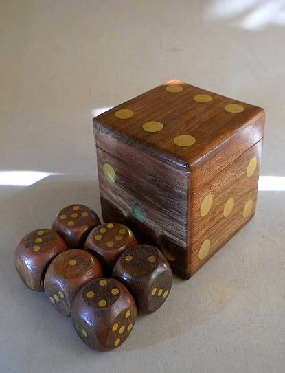 Фото 6. Деревянная коробочка для кубиков ручной работы с пятью кубиками