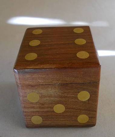 Фото 7. Деревянная коробочка для кубиков ручной работы с пятью кубиками