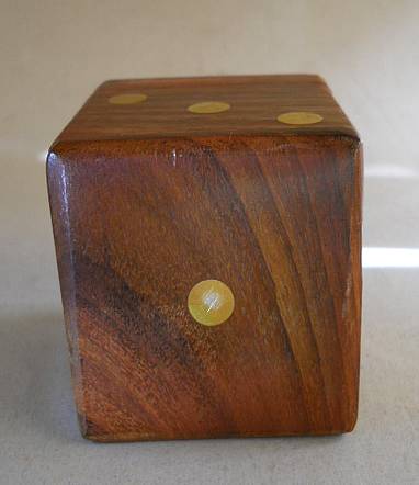 Фото 8. Деревянная коробочка для кубиков ручной работы с пятью кубиками