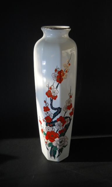 Фото 15. Ваза фарфоровая Японская с изображением цветущая сакуры