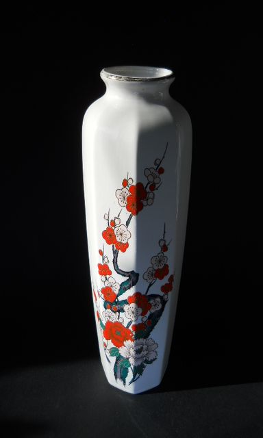 Фото 16. Ваза фарфоровая Японская с изображением цветущая сакуры