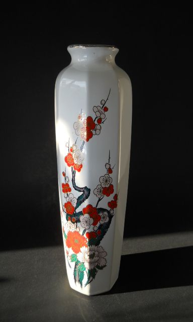 Фото 17. Ваза фарфоровая Японская с изображением цветущая сакуры