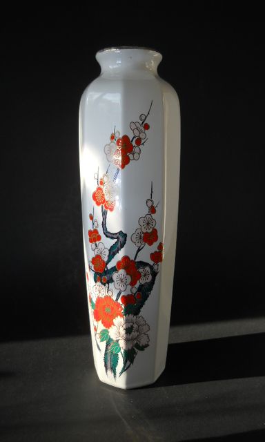 Фото 18. Ваза фарфоровая Японская с изображением цветущая сакуры
