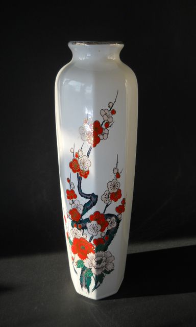 Фото 3. Ваза фарфоровая Японская с изображением цветущая сакуры