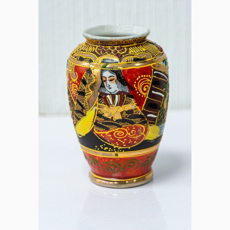 Фото 2. Японская антикварная фарфоровая ваза в позолоте с изображением богини Каннон