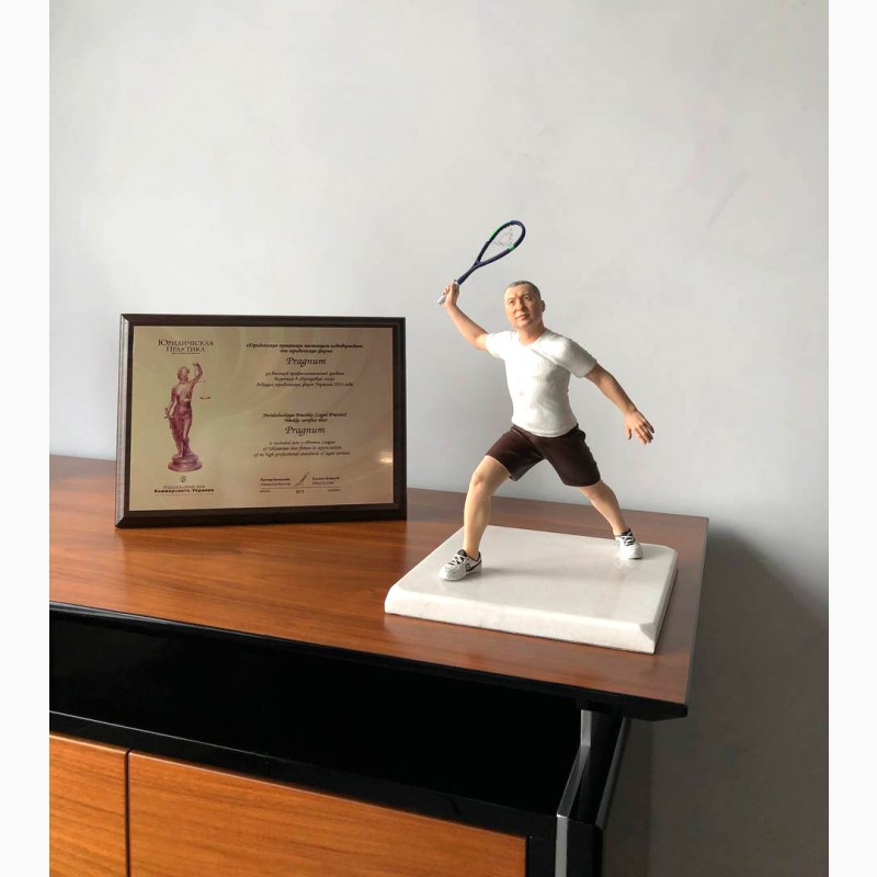 Фото 2. Шаржевая статуэтка теннисиста, производство шаржевых статуэток на заказ