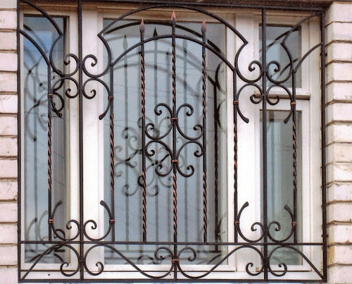 Фото 2. Кованые решетки на окна и двери Луцк