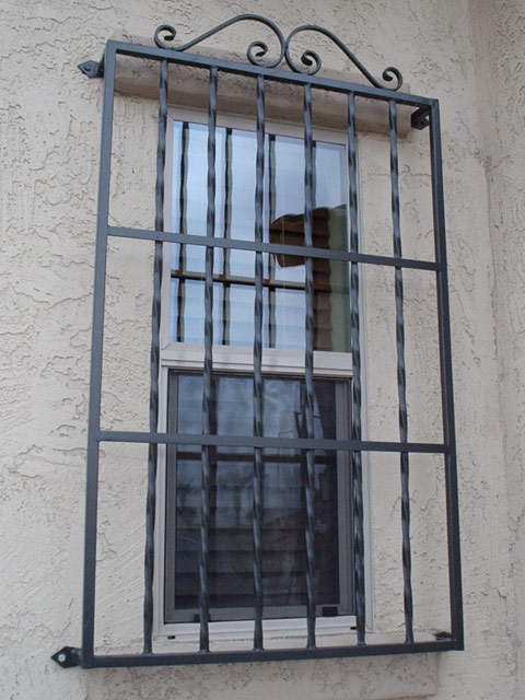 Фото 4. Кованые решетки на окна и двери Луцк