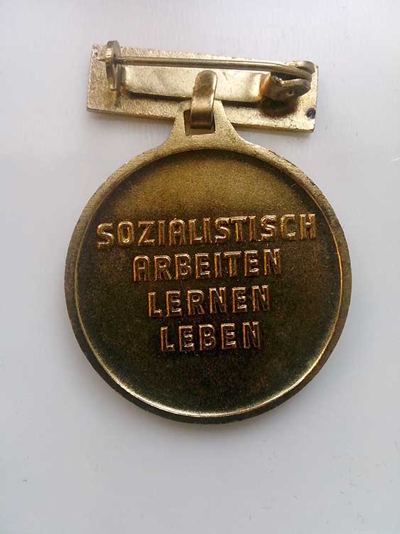 Фото 3. Нагрудный знак Jungaktivist (ГДР)