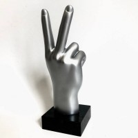 Наградные статуэтки на заказ, статуэтки в виде жеста Peace