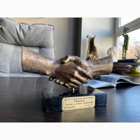 Подарочные статуэтки для партнеров, бронзовое рукопожатие под заказ: больше чем подарок